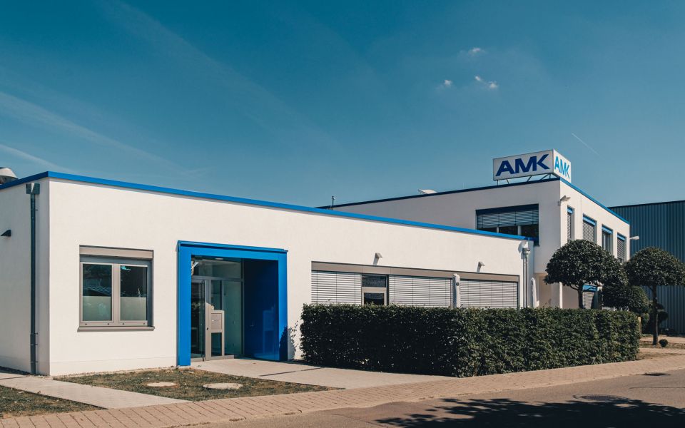 AMK（エーエムケー）のエアサスペンションコンプレッサーは、BMW 5シリーズ E61の37106793778 37106785505の純正品番に適合したドイツ製のOEM部品